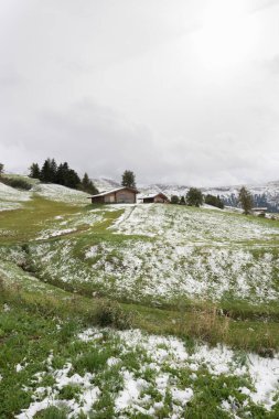 İtalya 'nın Trentino Alto Adige bölgesindeki Siusi Alplerinde ilk kar yağışıydı.