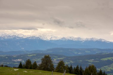 İtalya 'nın Trentino Alto Adige bölgesindeki Siusi Alplerinde ilk kar yağışıydı.