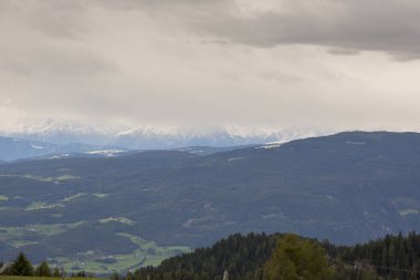 İtalya 'nın Trentino Alto Adige bölgesindeki Siusi Alplerinde ilk kar yağışıydı.