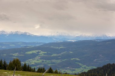 İtalya 'nın Trentino Alto Adige bölgesindeki Siusi Alplerinde ilk kar yağışıydı.