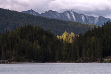 İtalya 'daki Trentino Alto Adige' deki Braies Gölü 'ne ilişkin görüntüler, detaylar ve manzara