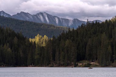 İtalya 'daki Trentino Alto Adige' deki Braies Gölü 'ne ilişkin görüntüler, detaylar ve manzara