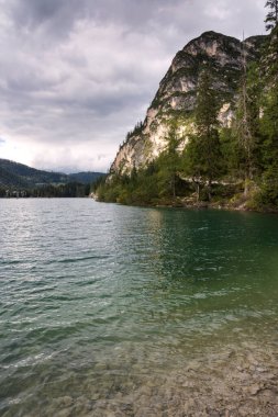 İtalya 'daki Trentino Alto Adige' deki Braies Gölü 'ne ilişkin görüntüler, detaylar ve manzara