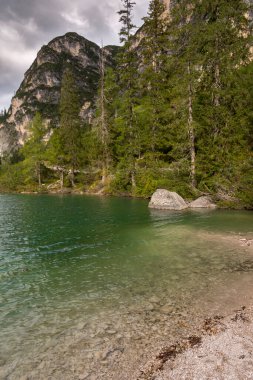 İtalya 'daki Trentino Alto Adige' deki Braies Gölü 'ne ilişkin görüntüler, detaylar ve manzara