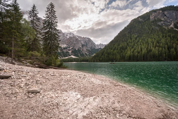 Przebłyski Szczegóły Krajobraz Nad Jeziorem Braies Trentino Alto Adige Włoszech — Zdjęcie stockowe