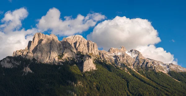 イタリアのトレンティーノ アルト アディジェのヴィゴ ファッサの風景と山 — ストック写真
