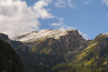 İtalya 'nın Trentino Alto Adige kentindeki Braies Gölü üzerindeki dağ ve manzara
