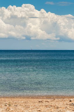 Atina 'daki Puta Zeza plajında şeffaf deniz