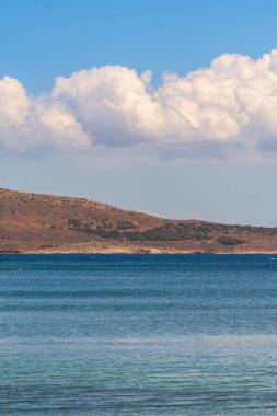 Atina 'daki Puta Zeza plajında şeffaf deniz
