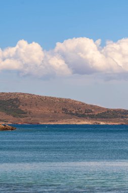 Atina 'daki Puta Zeza plajında şeffaf deniz
