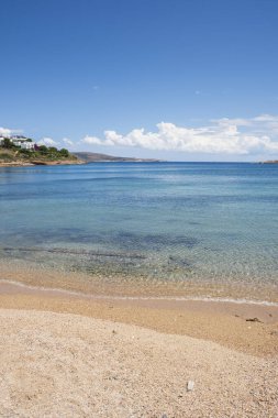 Atina 'daki Puta Zeza plajında şeffaf deniz