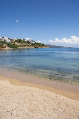 Atina 'daki Puta Zeza plajında şeffaf deniz