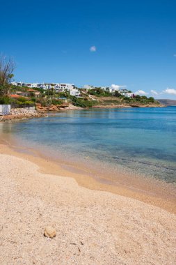 Atina 'daki Puta Zeza plajında şeffaf deniz