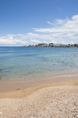 Atina 'daki Puta Zeza plajında şeffaf deniz