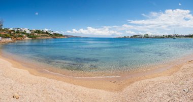 Atina 'daki Puta Zeza plajında şeffaf deniz