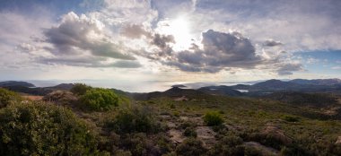 Yunanistan 'da gün batımında Keratea tepelerinden deniz manzarası