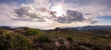 Yunanistan 'da gün batımında Keratea tepelerinden deniz manzarası