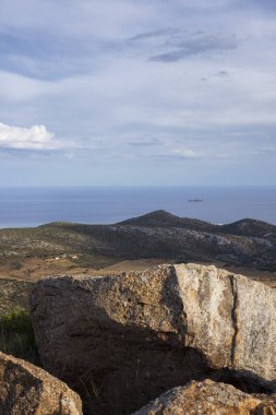 Yunanistan 'da gün batımında Keratea tepelerinden deniz manzarası