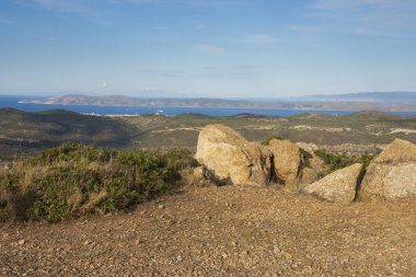 Yunanistan 'da gün batımında Keratea tepelerinden deniz manzarası