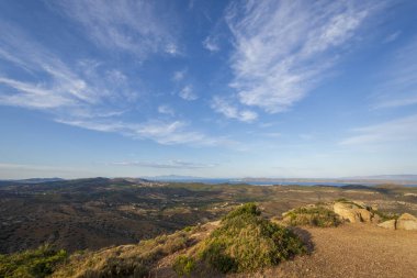 Yunanistan 'da gün batımında Keratea tepelerinden deniz manzarası