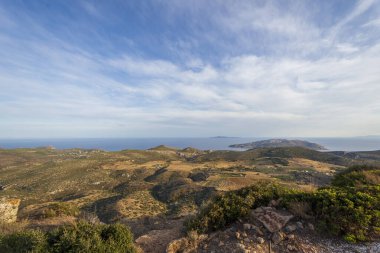 Yunanistan 'da gün batımında Keratea tepelerinden deniz manzarası
