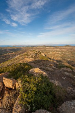 Yunanistan 'da gün batımında Keratea tepelerinden deniz manzarası