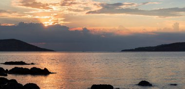 Atina 'da Anavyssos sahilinde gün batımı