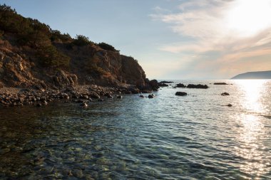 Atina 'da Anavyssos sahilinde gün batımı