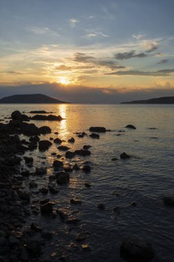 Atina 'da Anavyssos sahilinde gün batımı