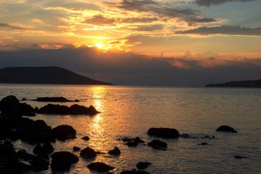 Atina 'da Anavyssos sahilinde gün batımı