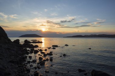 Atina 'da Anavyssos sahilinde gün batımı