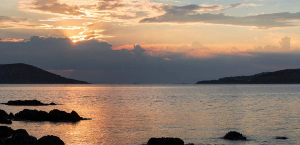 Atina 'da Anavyssos sahilinde gün batımı