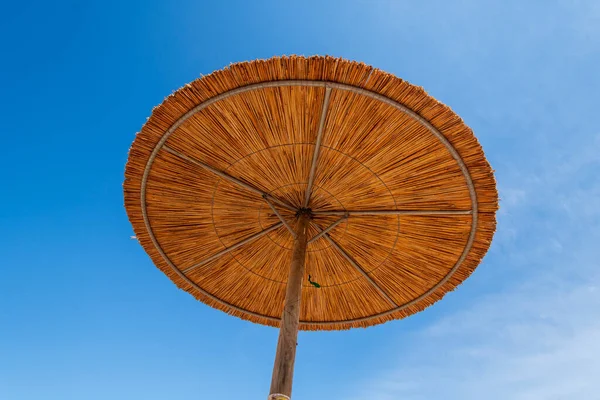 Slaměné Deštníky Pláži Pláže Puta Zeza Aténách Řecku — Stock fotografie