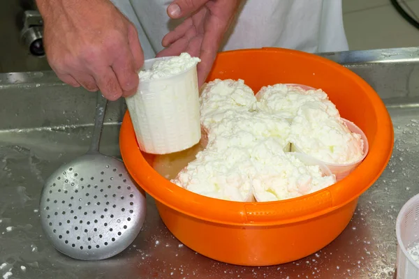 Fase Produksi Ricotta Sebuah Pabrik Keju Yunani — Stok Foto