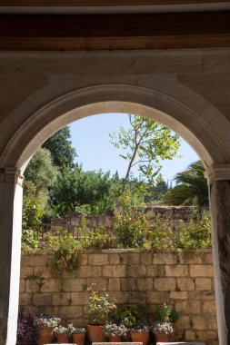 Yunanistan 'daki Atina Agora' daki simetriler ve geometriler ve sütunlar