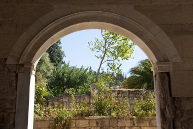 Yunanistan 'daki Atina Agora' daki simetriler ve geometriler ve sütunlar