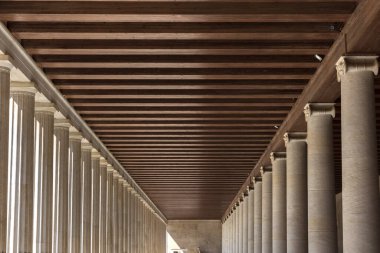 Yunanistan 'daki Atina Agora' daki simetriler ve geometriler ve sütunlar