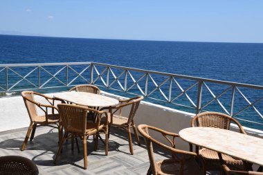 Yunanistan 'ın Keratea kentindeki Daskalio körfezinde yapılar ve deniz manzarası