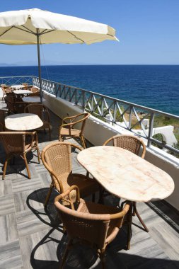 Yunanistan 'ın Keratea kentindeki Daskalio körfezinde yapılar ve deniz manzarası