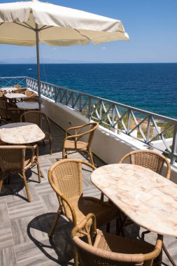 Yunanistan 'ın Keratea kentindeki Daskalio körfezinde yapılar ve deniz manzarası