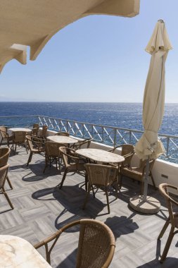 Yunanistan 'ın Keratea kentindeki Daskalio körfezinde yapılar ve deniz manzarası