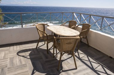 Yunanistan 'ın Keratea kentindeki Daskalio körfezinde yapılar ve deniz manzarası