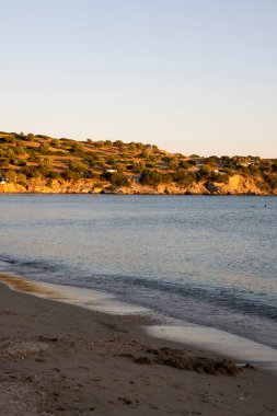 Günbatımında Yunanistan 'da Charakas Sahili