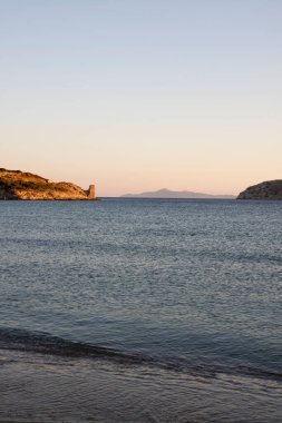 Günbatımında Yunanistan 'da Charakas Sahili