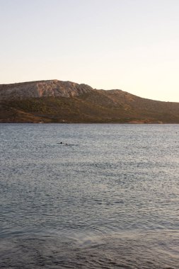 Günbatımında Yunanistan 'da Charakas Sahili