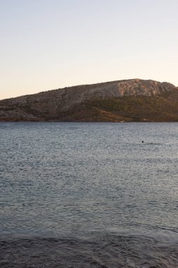 Günbatımında Yunanistan 'da Charakas Sahili