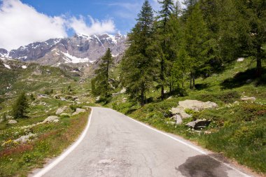 İtalya 'nın Piedmont kentindeki Ceresole Reale ile Nivolet Tepesi arasındaki dağ yolları