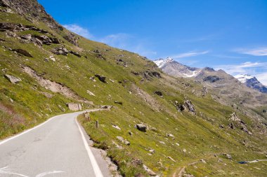 İtalya 'nın Piedmont kentindeki Ceresole Reale ile Nivolet Tepesi arasındaki dağ yolları