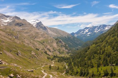 İtalya 'nın Piedmont kentindeki Ceresole Reale ile Nivolet Tepesi arasındaki dağ yolları