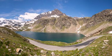 İtalya 'nın Piedmont kentindeki Ceresole Reale ile Nivolet Tepesi arasındaki dağ yolları